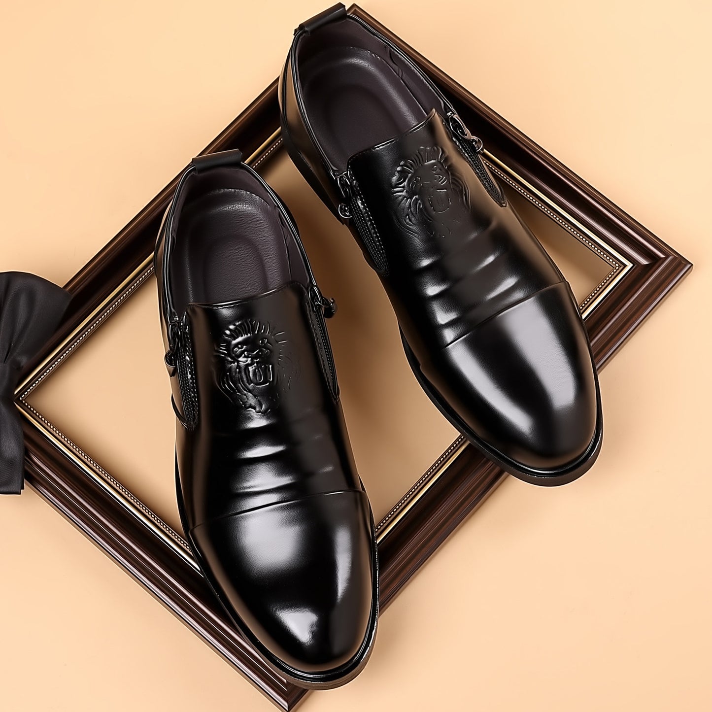 【39–48】Męskie skórzane buty premium z motywem lwa – zapięcie na zamek, spiczasty nosek, wyrazisty styl