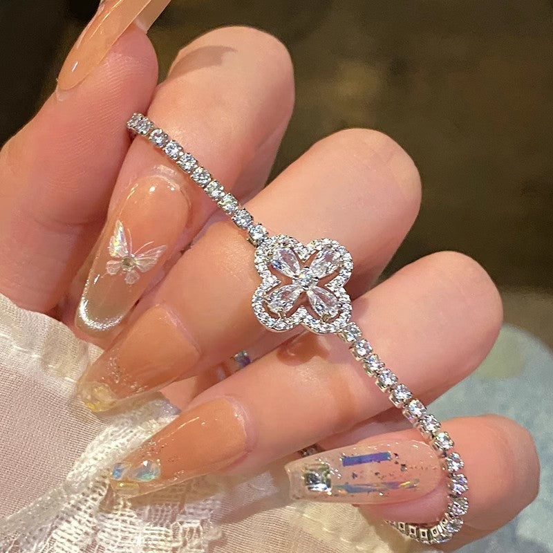 ✨Nueva colección 2026: Pulsera de trébol de cuatro hojas hueco súper brillante, pulsera de diamantes completa exquisita de lujo y nicho
