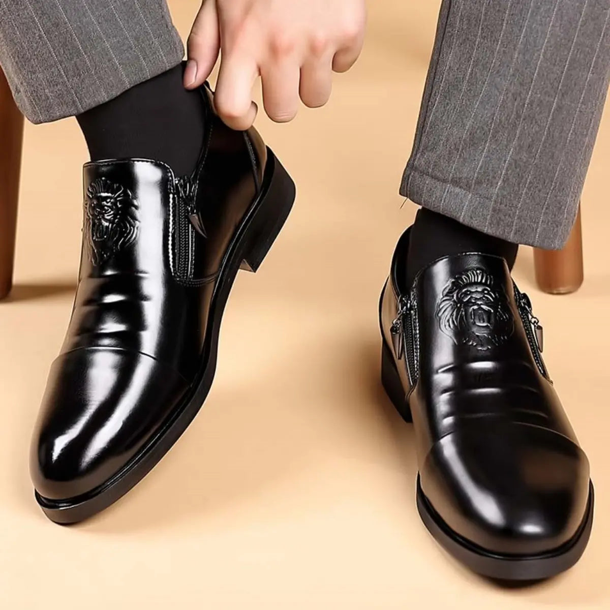 【39–48】Męskie skórzane buty premium z motywem lwa – zapięcie na zamek, spiczasty nosek, wyrazisty styl
