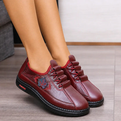 👟【36-43】Damskie, wsuwane, płaskie buty ze skóry naturalnej – lekkie i z miękką podeszwą zapewniającą wygodę – szerokie, codzienne mokasyny, odpowiednie dla seniorów.