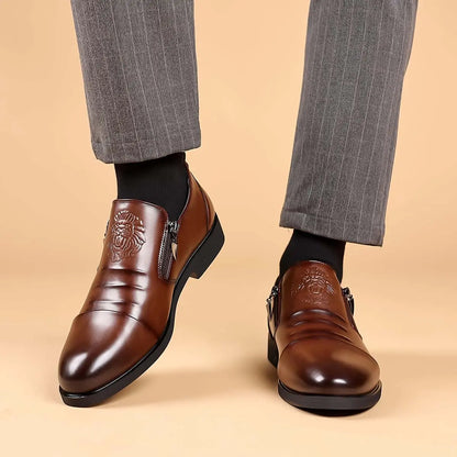 【39–48】Męskie skórzane buty premium z motywem lwa – zapięcie na zamek, spiczasty nosek, wyrazisty styl