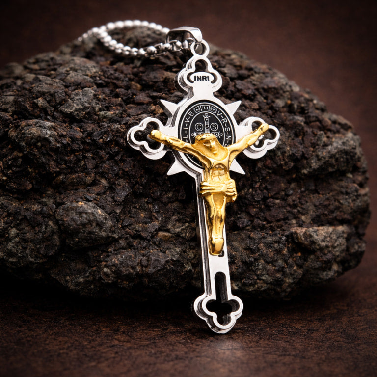 Colgante de cruz estilo vintage – Colgante de San Benito resistente al deslustre con cadena ajustable