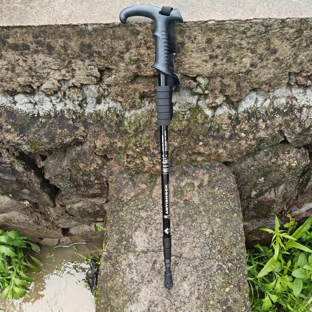 Regulowany kij trekkingowy ze stopu aluminium – wytrzymały, lekki i amortyzujący wstrząsy