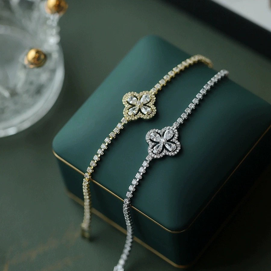 ✨Nueva colección 2026: Pulsera de trébol de cuatro hojas hueco súper brillante, pulsera de diamantes completa exquisita de lujo y nicho