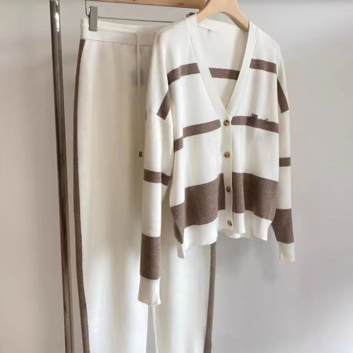 🔥🐏🍂Novi jesensko-zimski set, visokokvalitetan i moderan pleteni set džempera, udoban i svestran za svakodnevno nošenje.