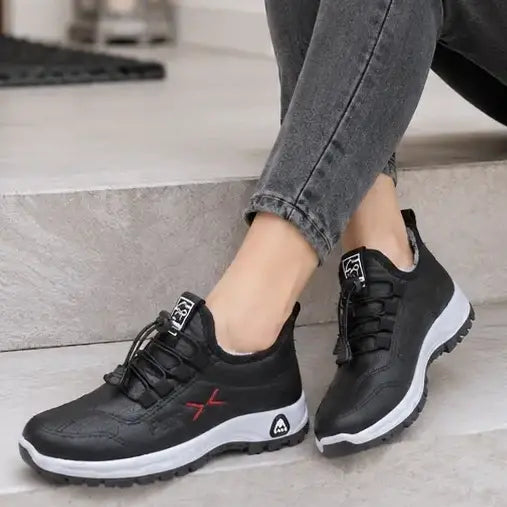 su nove ženske jesensko-zimske cipele za hodanje izrađene od prave kože, ručno izrađene i podstavljene pamučnim flisom.