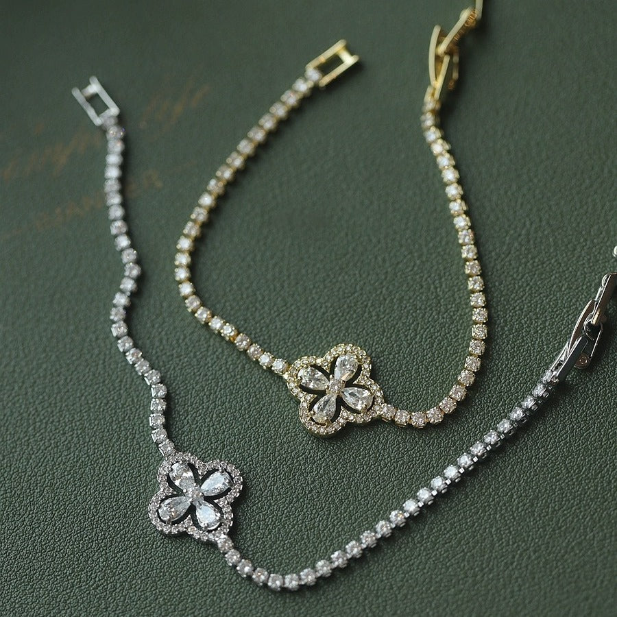 ✨Nueva colección 2026: Pulsera de trébol de cuatro hojas hueco súper brillante, pulsera de diamantes completa exquisita de lujo y nicho