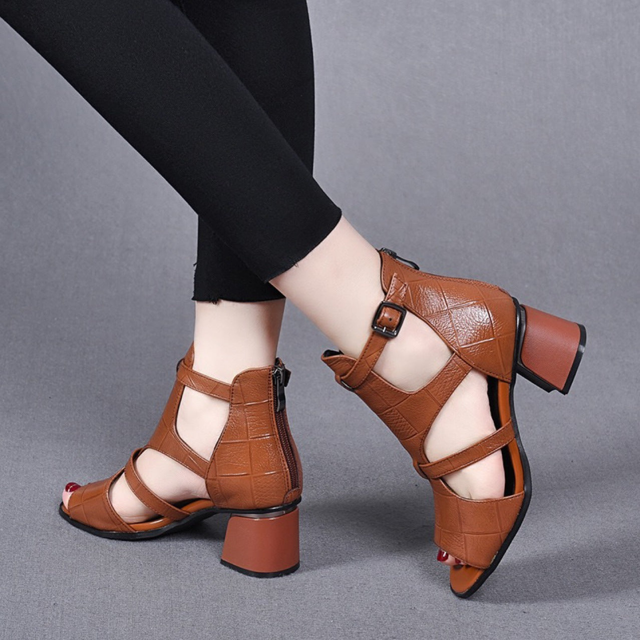 🔥【Kup 1, a otrzymasz 1 gratis】👡【35-40】Nowe miękkie, miękkie skórzane, rybne dno, rybie usta, wydrążone usta, gruby obcas rzymskie sandały
