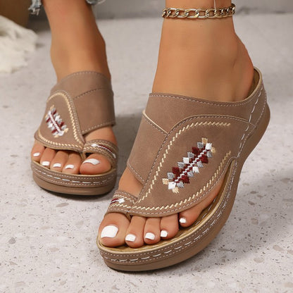 Ортопедични чехли, украсени с изящна бродерия — осигуряващи опора и комфорт за краката ви!