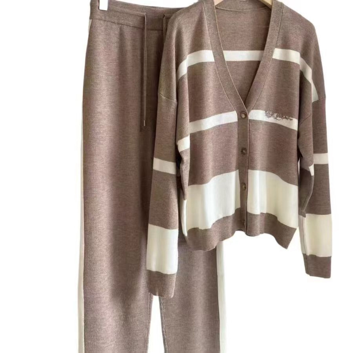 🔥🐏🍂Novi jesensko-zimski set, visokokvalitetan i moderan pleteni set džempera, udoban i svestran za svakodnevno nošenje.